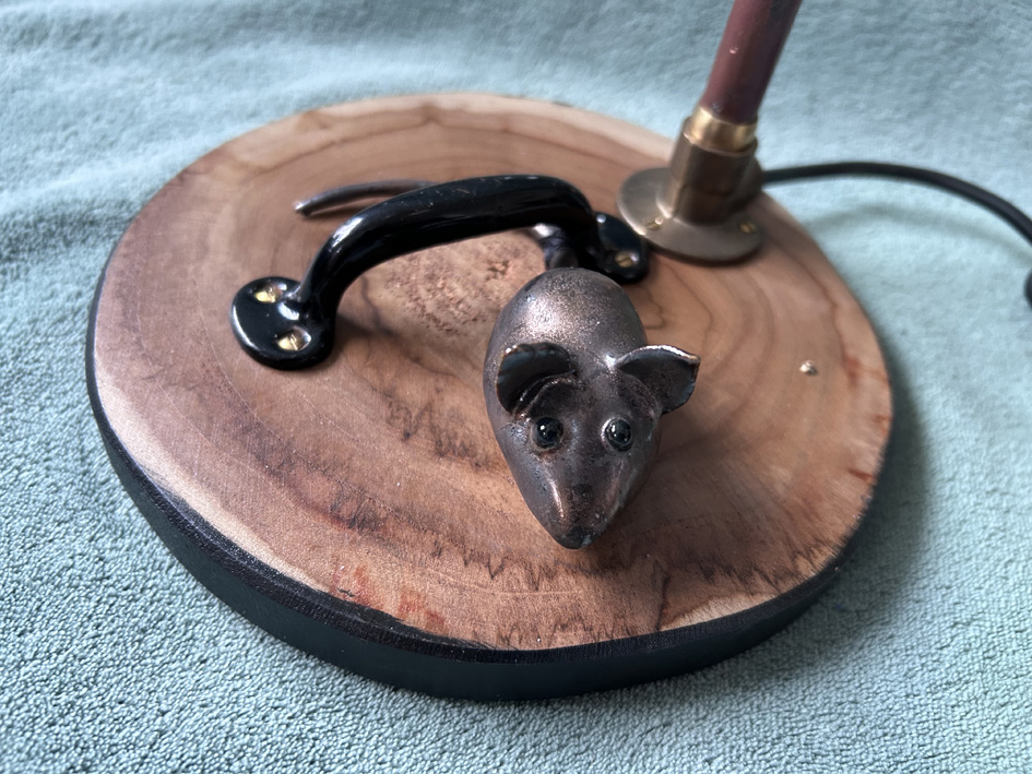 Lamp met greep en rat